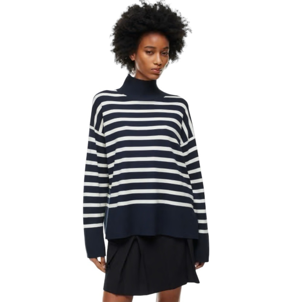 ARITZIA Babaton NWT
Striped turtleneck Sweater in Navy and Cream